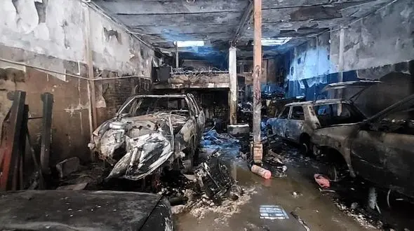 آتش سوزی مهیب در تعمیرگاه نظام آباد / چندین خودرو در آتش سوخت + تصاویر