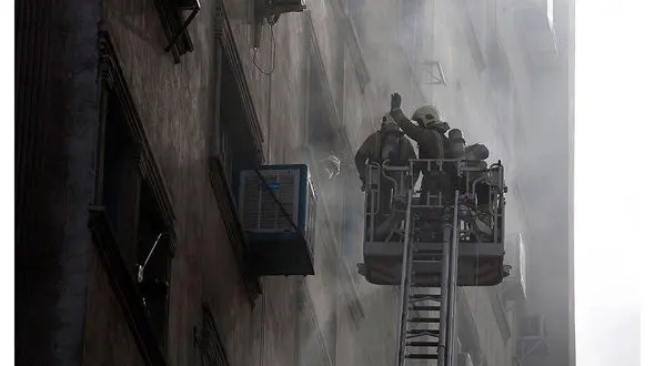 حریق گسترده در طبقه سوم پاساژ مهستان در میدان انقلاب +فیلم و تصاویر