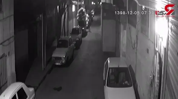 فیلم آتش زدن خودروی ضایعات پارچه در جنوب تهران / 2 مرد دستگیر شدند