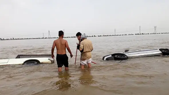 تصاویر وحشتناک از زیر آب رفتن جاده اهواز به شادگان 
