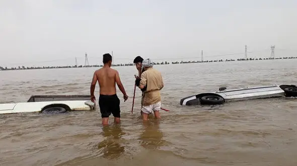 تصاویر وحشتناک از زیر آب رفتن جاده اهواز به شادگان 