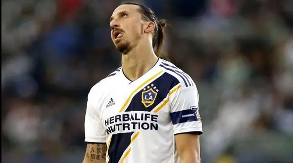 شوخی رو مُخی زلاتان ابراهیموویچ با هم تیمی‌ها +ویدیو