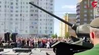 لحظه واژگون شدن تانک روسی هنگام رژه خیابانی! + تصویر