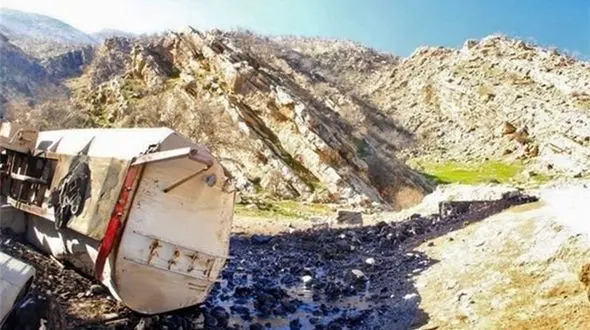 واژگونی تریلر با 23 هزار لیتر نفت کوره  در  پلدختر+عکس