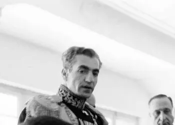 عکس  سفر در زمان / تصاویر «محمدرضا پهلوی» در دفتر کار فوق مجلل اش؛ 2 فروردین 1337