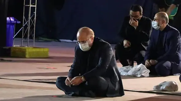 حضور رئیس مجلس در مراسم عزاداری امام حسین(ع) در سفارت سابق امریکا