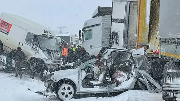  تصاویر آخرالزمانی از تصادف مرگبار ۲۱ خودرو + فیلم شوک آور