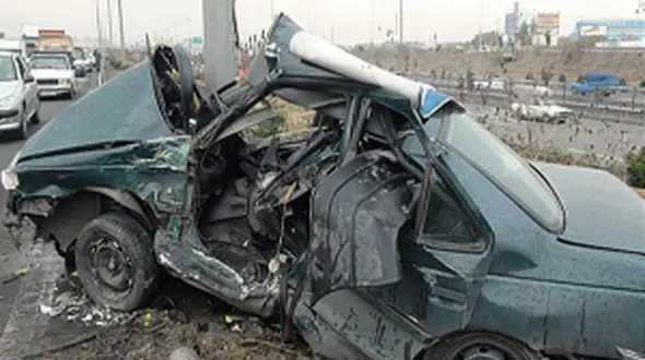 برخورد شدید پژو  با کامیون در بزرگراه آزادگان/ سرنشینان در اتاقک متلاشی شده، گرفتار شدند +تصاویر