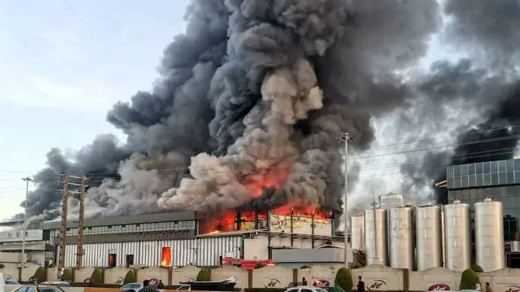 اولین فیلم‌ها و عکس ها از آتش‌سوزی گسترده در کارخانه کاله