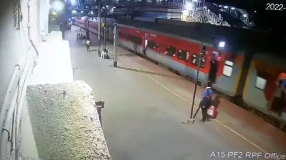 ببینید / گیر کردن دست مرد مسن به در قطار در حال حرکت