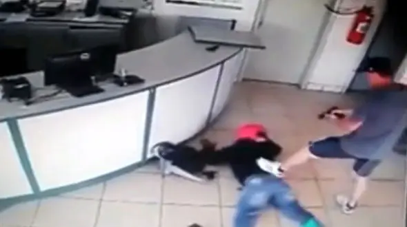 دزد بدشانس نمی دانست پلیس لباس شخصی در حال بنزین زندن است! + فیلم