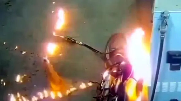 فیلم آتش سوزی عمدی موتورسیکلت در پمپ بنزین