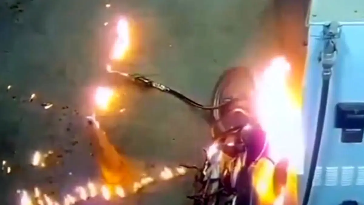 فیلم آتش سوزی عمدی موتورسیکلت در پمپ بنزین