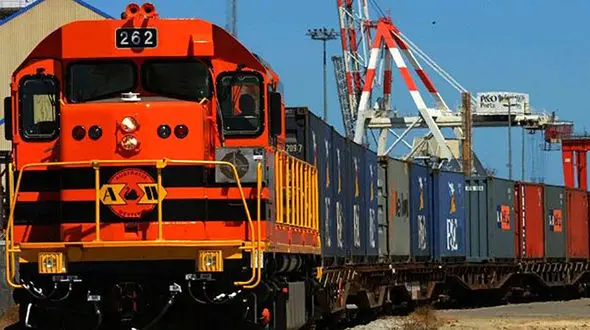 فیلم / عاقبت پارک کردن ماشین در کنار ریل راه آهن / ببینید چه حماقتی بود ...