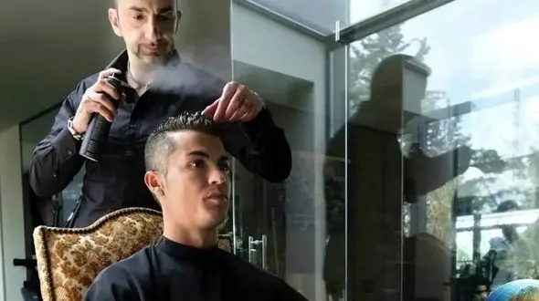 فیلم / رونالدو: برای  آرایشگرم یک لامبورگینی دادم می پرسید چرا ... 15 ساله موهامو کوتاه میکنه و همیشه 50 یورو ازم پول میگیره  ... یه روز گفت ماشینش خراب شده منم  ...گریه می کرد و نمی تونست صحبت کنه