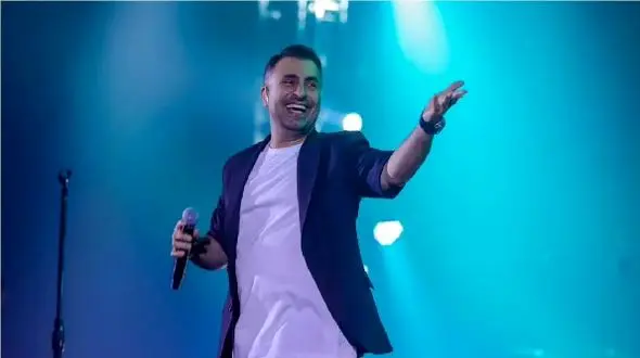 فیلم آواز شاد/ علیرضا طلیسچی تو کنسرتش یه جوری میرقصه و که مردمم براش کل میکشن