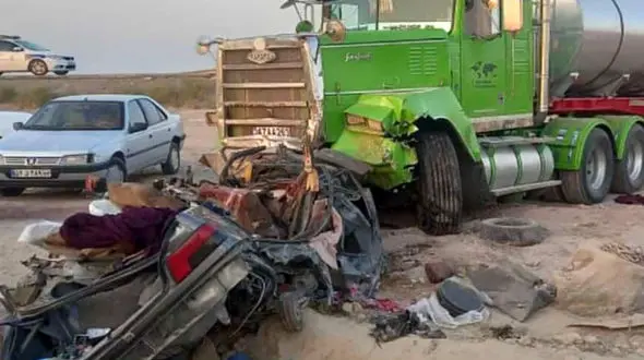 مرگ تلخ 5 کودک در تصادف شاخ به شاخ پژو با تریلر / همه خانواده در پژو مچاله شدند جان باختند + عکس