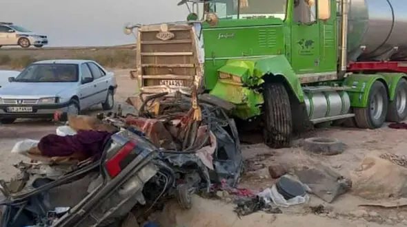 مرگ تلخ 5 کودک در تصادف شاخ به شاخ پژو با تریلر / همه خانواده در پژو مچاله شدند جان باختند + عکس