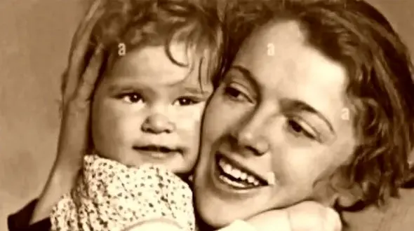 ببینید / لحظه قتل مجرم اخلاقی توسط مادر قربانی با شلیک هفت گلوله وسط دادگاه!