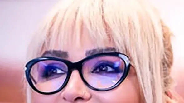 این زن موبلوند کدام خانم بازیگر ایرانی است ؟ / بعد طلاق زیرورو شد ! / محاله حدس بزنید