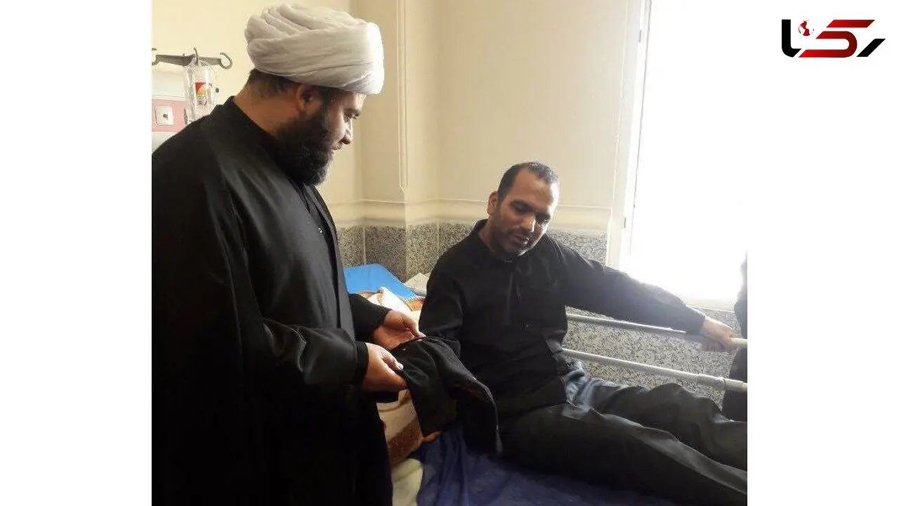 اهدای پیراهن عزای محمدطاها کوچکترین شهید حمله تروریستی اهواز به رهبر انقلاب +عکس