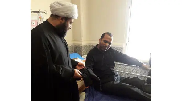اهدای پیراهن عزای محمدطاها کوچکترین شهید حمله تروریستی اهواز به رهبر انقلاب +عکس