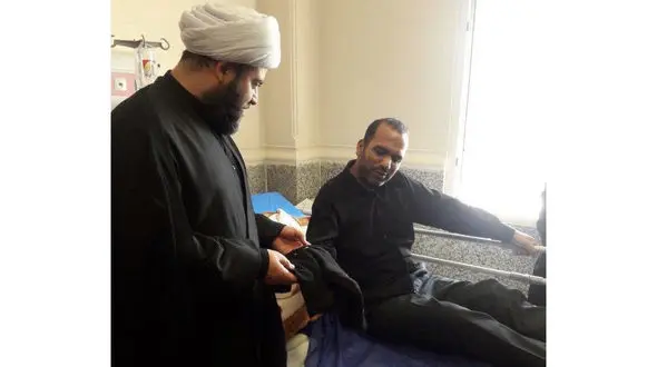 اهدای پیراهن عزای محمدطاها کوچکترین شهید حمله تروریستی اهواز به رهبر انقلاب +عکس