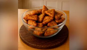 طرز تهیه اسنک سیب‌ زمینی ترد با سس قرمز تند + فیلم