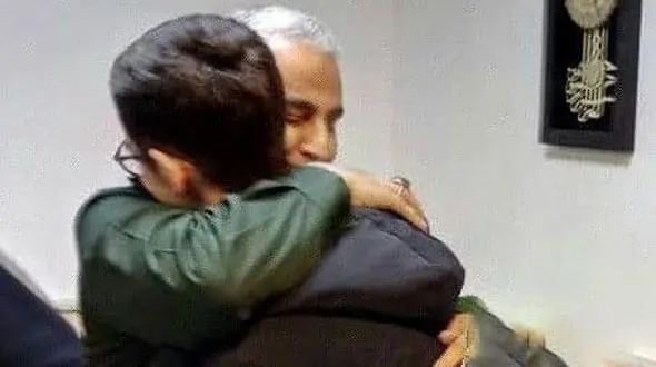 نوجوان شطرنج‌باز در آغوش سردار سلیمانی + عکس