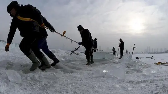 عملیات سخت یخ شکنی در رودخانه های چین + تصاویر