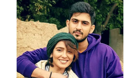 پیانو زنی و خوانندگی مجید، تنها برادر مونا کرمی در گوشه پذیرایی منزلشان+ویدیو/ دیوار بالای پیانو رو چقدر خوب دیزاین کردن آفرین به سلیقه‌‌شون