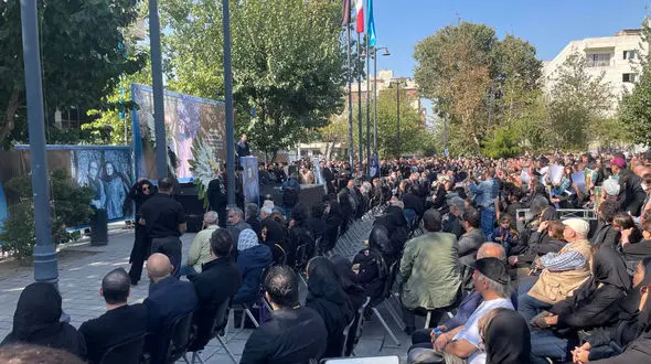 فیلم سخنرانی جگرسوز  مونا مهرجویی در تشییع پیکر پدر و مادرش ! / قاتل میان ماست !