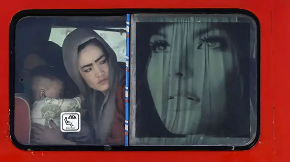 پیام طالبان به رانندگان تاکسی: روسری کافی نیست/ زنان باید روبنده داشته باشند