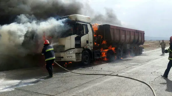 فیلم آتش گرفتن تریلی در پتروشیمی شازند / کارگر جوان سوخت