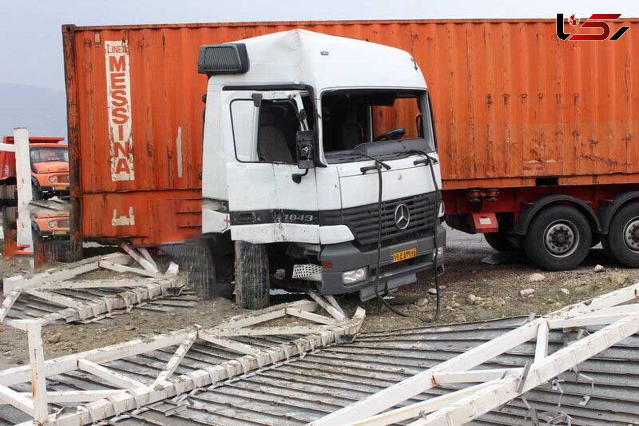 واژگونی کامیون با 2 زخمی در مهریز
