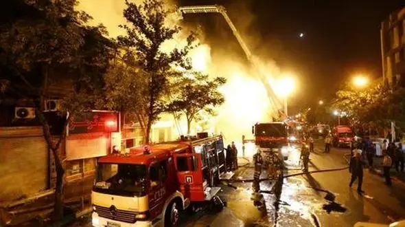 جزئیات عملیات شبانه آتش نشانان در تهران / نجات 25 تن از میان شعله های آتش در خیابان امیرکبیر + عکس 
