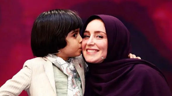 فیلم / نگاهی به چیدمان شاهانه و مجلل خانه  رایان سرلک «کاوه زیرخاکی »/ از مبلمان خوش رنگ و پرده های خاص و بوس فرستادن جذاب کوچولو