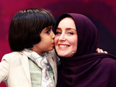 فیلم / نگاهی به چیدمان شاهانه و مجلل خانه  رایان سرلک «کاوه زیرخاکی »/ از مبلمان خوش رنگ و پرده های خاص و بوس فرستادن جذاب کوچولو