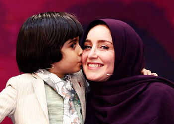 فیلم / نگاهی به چیدمان شاهانه و مجلل خانه  رایان سرلک «کاوه زیرخاکی »/ از مبلمان خوش رنگ و پرده های خاص و بوس فرستادن جذاب کوچولو
