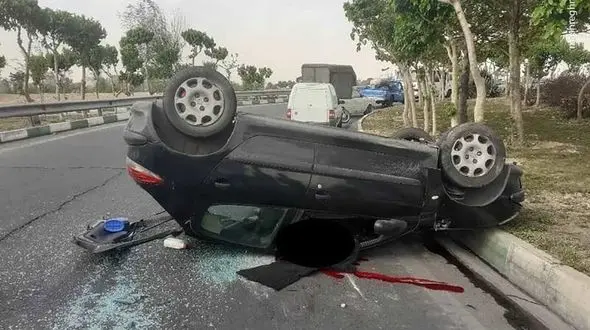 ببینید/ واژگونی شدن خودرو به سبک بازی های اینترنتی در خیابان نجات الهی