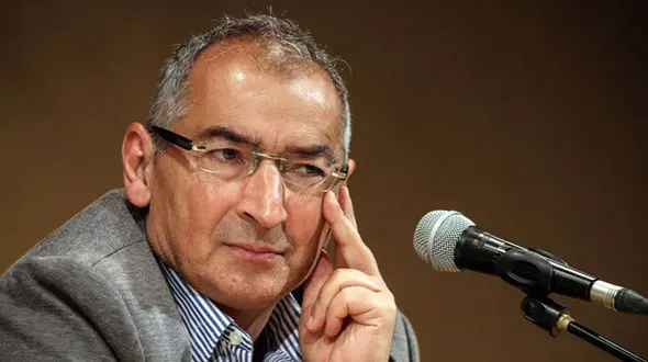 زیباکلام: ویژگی‌های لازم برای مقابله با بحران کرونا را نداریم / دولت یک‌ سوم بودجه‌اش را قبل کرونا نداشت!