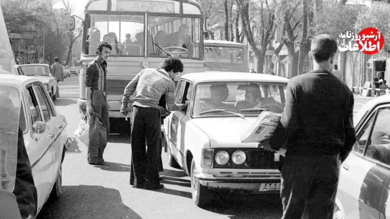 با خروج محمدرضا پهلوی و فرح دیبا از کشور در ۲۶ دی ۱۳۵۷ روند حوادث انقلاب اسلامی به سمت پیروزی سرعت بیشتری گرفت. مجموعه عکس‌هایی از روزهای ۲۶ و ۲۷ دی ۱۳۵۷ تماشا کنید که از نقاط مختلف تهران بعد از خروج شاه برداشته شده. 