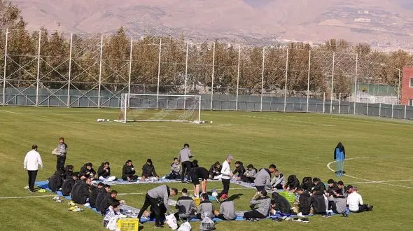 سفره‌داری کی‌روش وسط زمین/ بازیکنان تیم ملی به کارهای خوب خود فکر کردند !