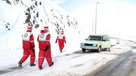 اقدام تحسین برانگیز امدادگر هلال احمر در نجات جان فرد گرفتار در برف و کولاک + فیلم