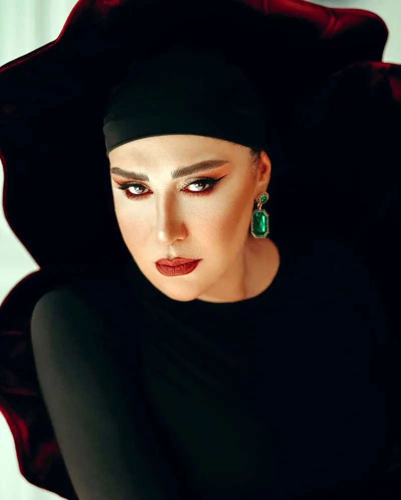 «نسیم ادبی» با استایل کلاسیک مشکی و قرمز