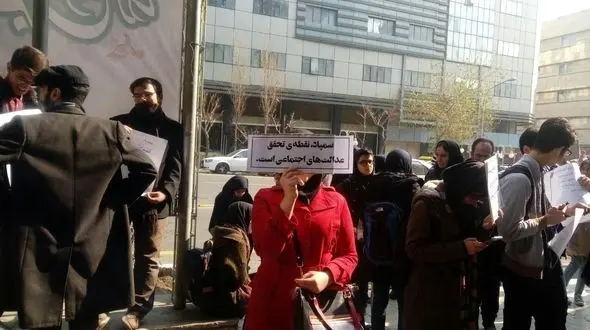 تجمع دانش‌آموزان معترض به حذف مدارس سمپاد 