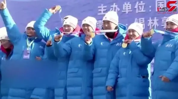 مسابقه قایق‌های اژدها بر روی یخ در شمال چین + فیلم 