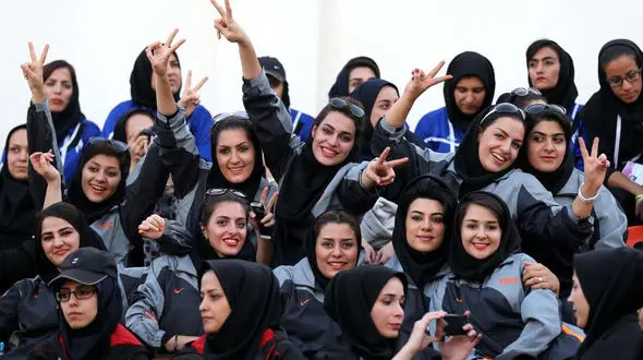 نتایج یک نظرسنجی: ۶۲ درصد دختران دانشجو می گویند میل به مهاجرت مان به وضعیت کلی کشور بستگی دارد