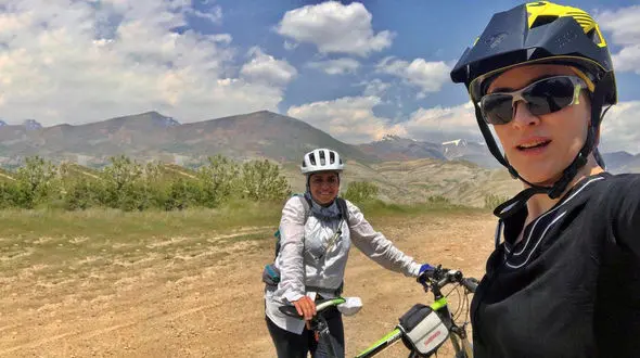 ویشکا آسایش با لباسی متفاوت در حال کوهنوردی+عکس