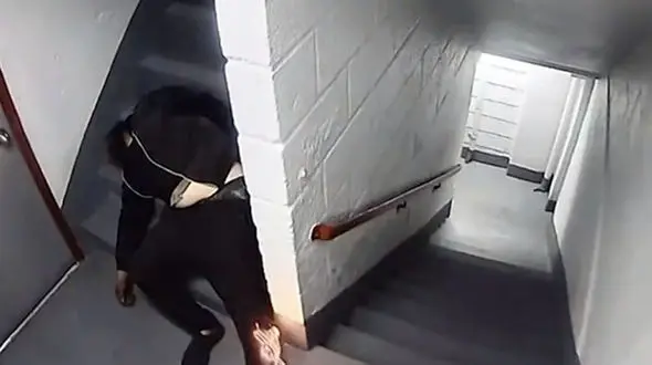 آتش زدن مرد بی خانمان / او خواب زنده زنده سوخت+ عکس قاتل جانی 